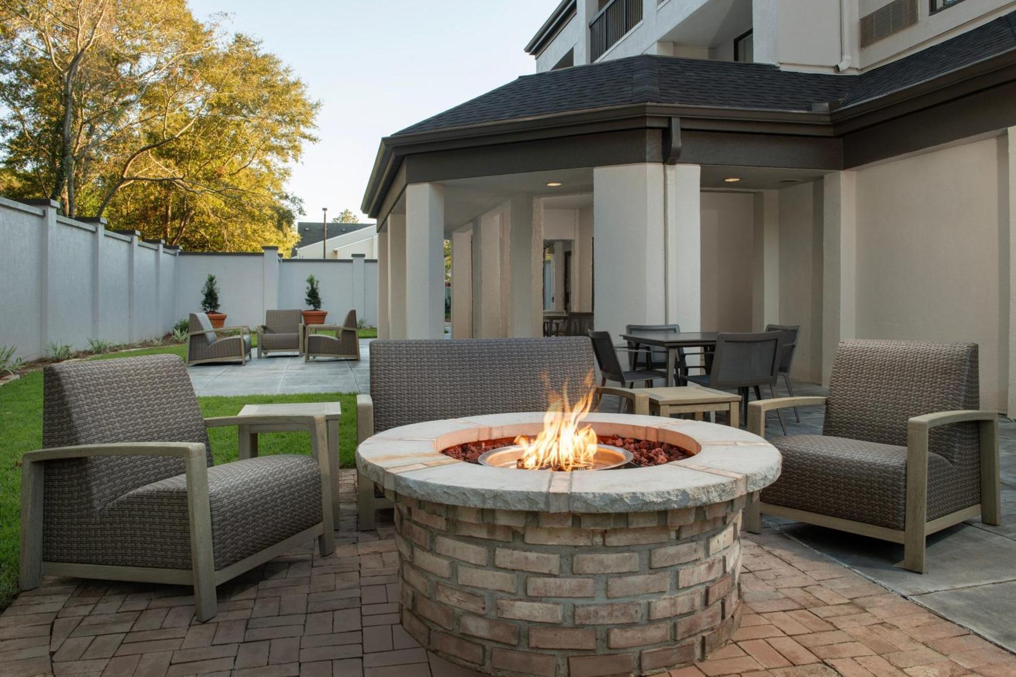 Courtyard By Marriott Dothan Exterior photo